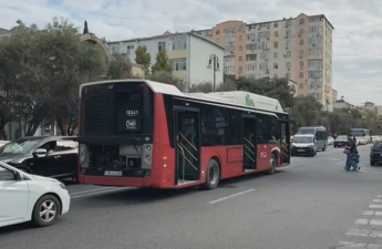 Bakıda avtobus xarab olub yolda qaldı - Video