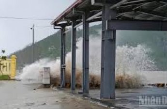 Двое погибли, 17 пропали без вести в результате тайфуна 
