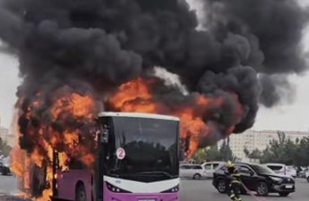 Sumqayıtda marşrut avtobusu yanır - VİDEO