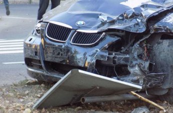 В Баку BMW врезался в стену: погиб водитель