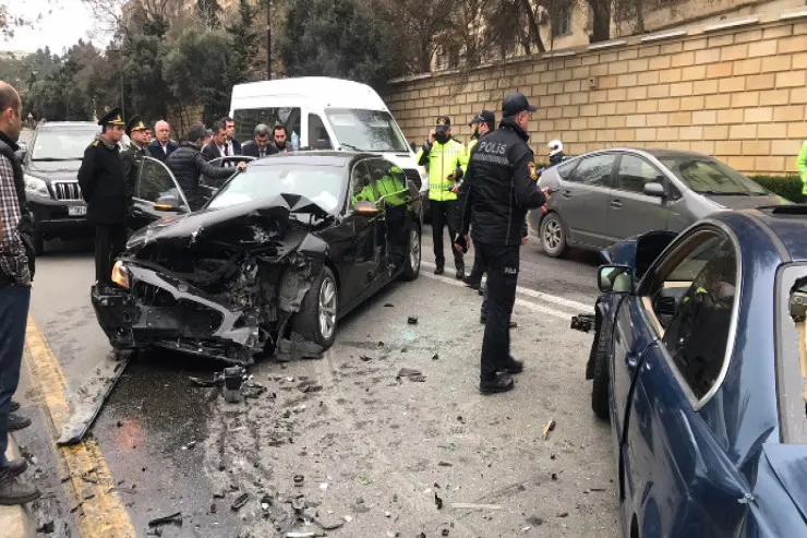 Bakıda DƏHŞƏT: BMW hasara çırpıldı, sürücü öldü