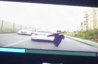 Bakıda uşaq özünü maşının üstünə atdı - VİDEO