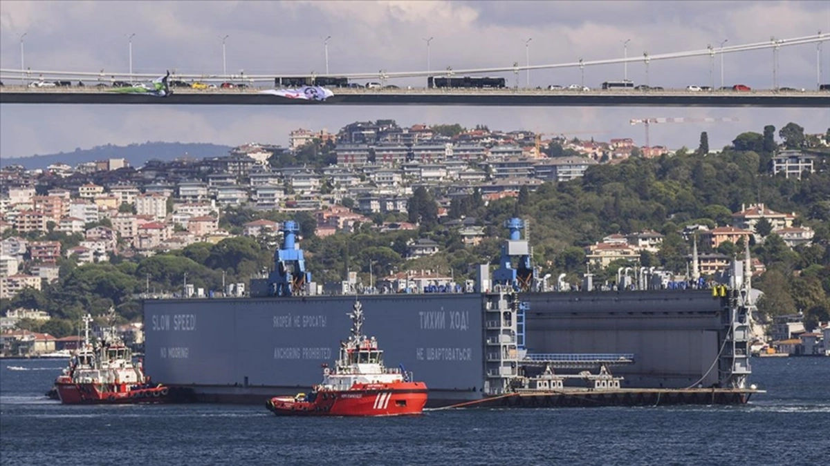 İstanbul boğazında gəmilərin hərəkəti hər iki istiqamətdə dayandırıldı