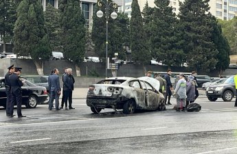 Milli Məclisin qarşısında maşın yandı