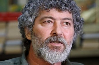 “Mən iki gündür ki, bu gərginliyi yaşayıram” – Şahbaz Xuduoğlu Bakıda kitab sərgisinə buraxılmadı – QALMAQAL