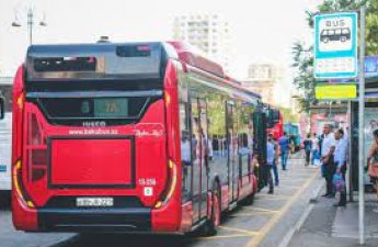 Bakıda avtobusda ödəniş etməyən sərnişin sürücünün qulaq pərdəsini cırdı