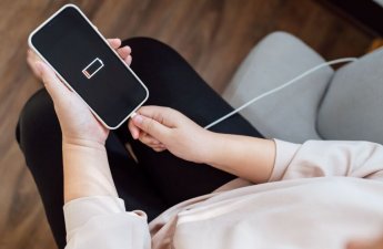 Telefonun bu məkanlarda şarj edilməsi TƏHLÜKƏLİDİR - Pulunuz oğurlana bilər