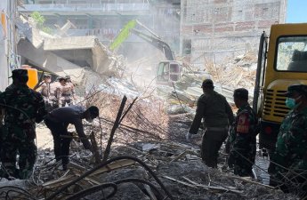 Число погибших при обрушении здания школы-интерната в Индонезии возросло до 14