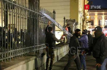 Tbilisidə etirazçılar Prezident Sarayının ərazisinə basqın etdilər - FOTOLAR