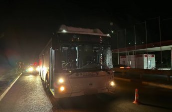 На трассе Баку-Шамахы автобус наехал на пешехода из-за лопнувшей шины