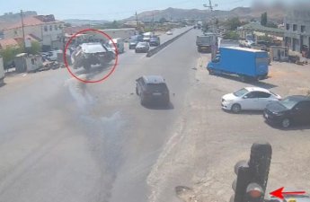 В Баку мусоровоз пролетел на красный и протаранил легковушку