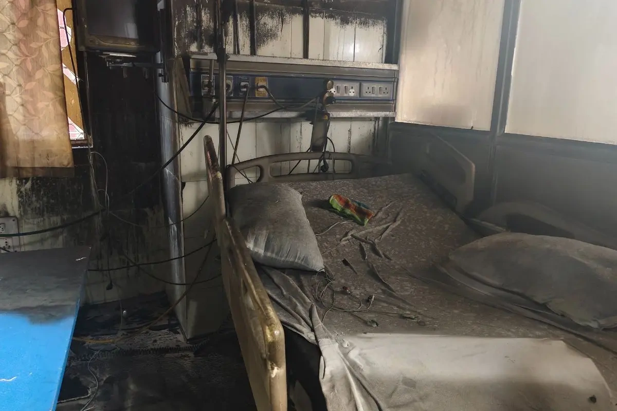 СМИ: При пожаре в больнице на западе Индии погибли восемь человек-ВИДЕО-ФОТО