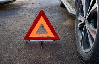 В Габале автомобиль врезался в бетонный столб, есть погибший