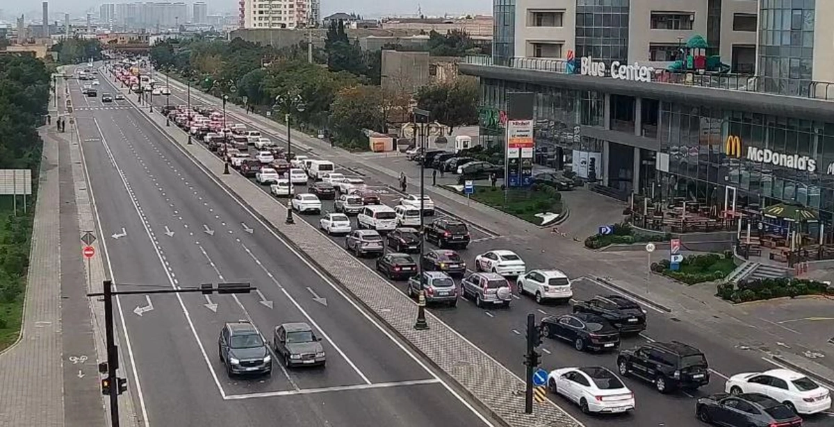 Paytaxtın bu yollarında sıxlıq var - SİYAHI