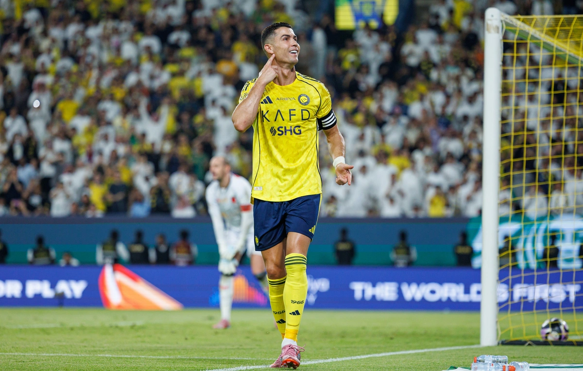 Ronaldu ilk milyarder futbolçu oldu