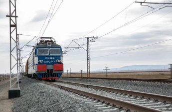В Товузе поезд сбил выбежавшего на пути человека