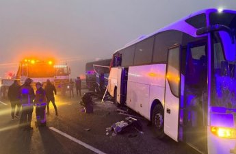 Avtobus dayanacağa çırpılıb, ölən və yaralananlar var