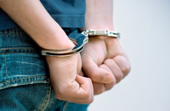 Mağazadan oğurluq edən iki yeniyetmə saxlanılıb