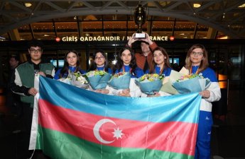 Сборная Азербайджана по шахматам, взявшая серебро ЧЕ, вернулась на родину