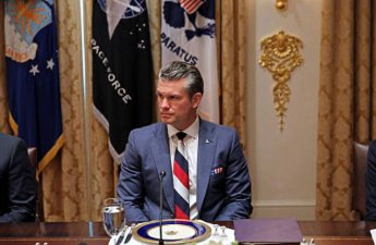 Пит Хегсет надел на встречу с Зеленским галстук с «российским триколором»-ВИДЕО