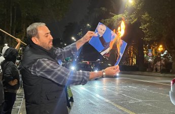 Gürcüstandakı mitinqdə azərbaycanlı jurnalist Putinin və İvanişvilinin portretlərini yandırdı...