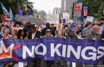 В США проходят многотысячные митинги против политики властей