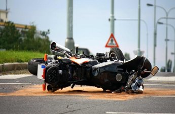В Баку автомобиль столкнулся с мотоциклом, пострадал один человек