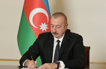 Ильхам Алиев наградил работников сферы статистики