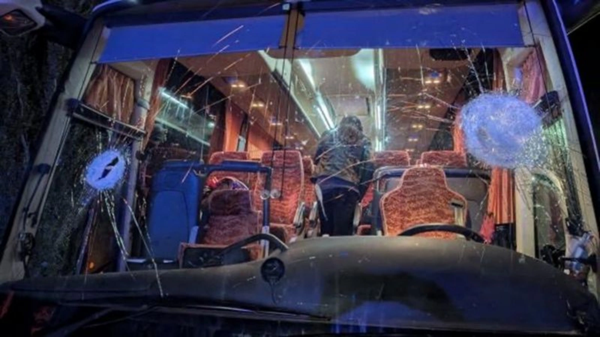 Azarkeşlər avtobusu daşa basdılar - Sürücü həlak oldu