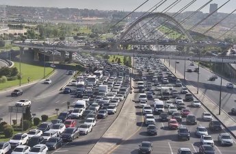 На ряде улиц и проспектов Баку затруднено движение транспорта