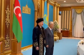 Tokayev İlham Əliyevə qazax milli geyimini hədiyyə etdi - VİDEO