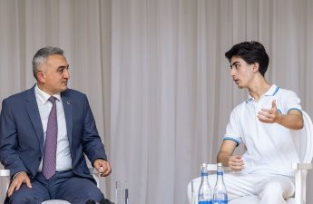 Vəkillər Kollegiyasının sədri şagirdlərlə görüşdü - FOTO