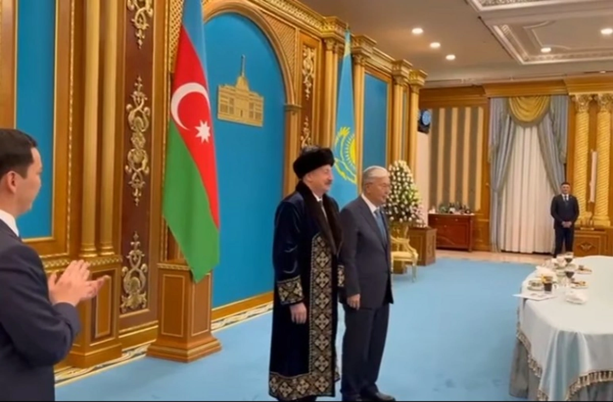 Касым-Жомарт Токаев подарил Ильхаму Алиеву национальный казахский чапан-ВИДЕО