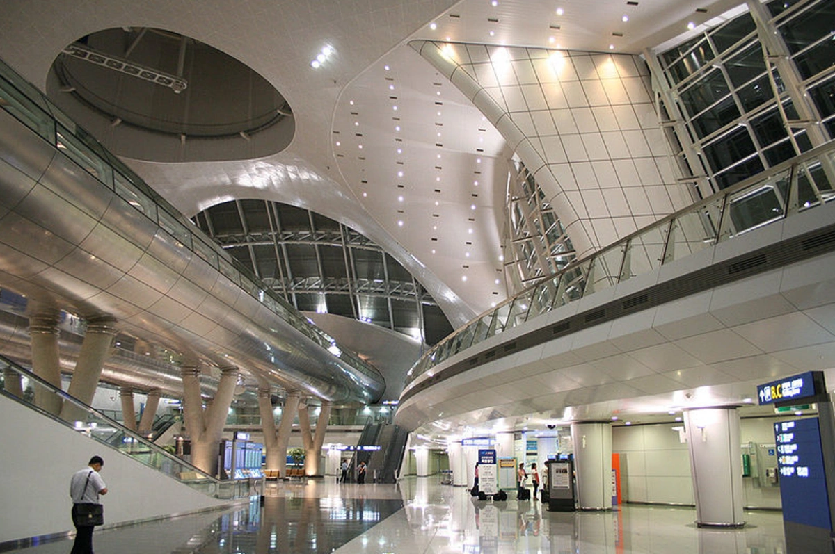 Ata və oğul dörd aydır Cənubi Koreya aeroportunda yaşayırlar