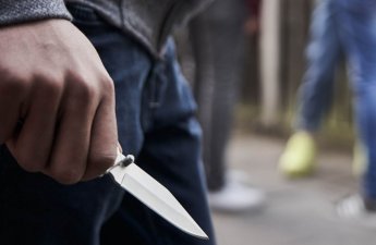 В Билясуваре 45-летний мужчина получил ножевые ранения