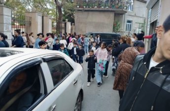 143 nömrəli məktəbin qarşısında təhlükəli vəziyyət: qapıları bağlı qalır, yol tıxanır - Foto