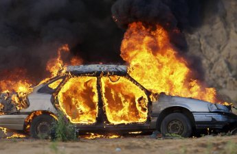 В Сальяне загорелся легковой автомобиль