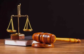 Tərtərdə anasının gözü qarşısında qardaşını öldürən şəxsə hökm oxunub