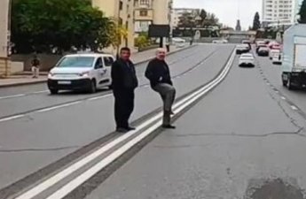 Bakıda kişi motosikletçini qəsdən yıxmaq istədi - VİDEO