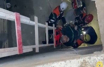 Su anbarına düşən kişi xilas olunub - VİDEO