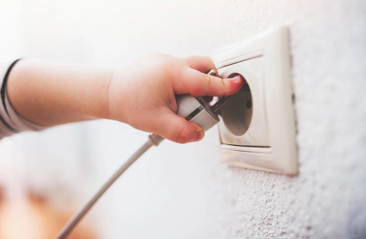 Cəlilabadda FACİƏ: 1 yaşlı uşağı elektrik cərəyanı vuraraq öldürdü