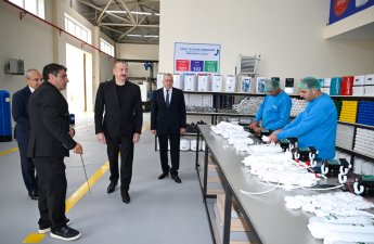 İlham Əliyev Sabirabadda su filtrlərinin istehsalı müəssisəsinin fəaliyyəti ilə tanış olub - FOTO