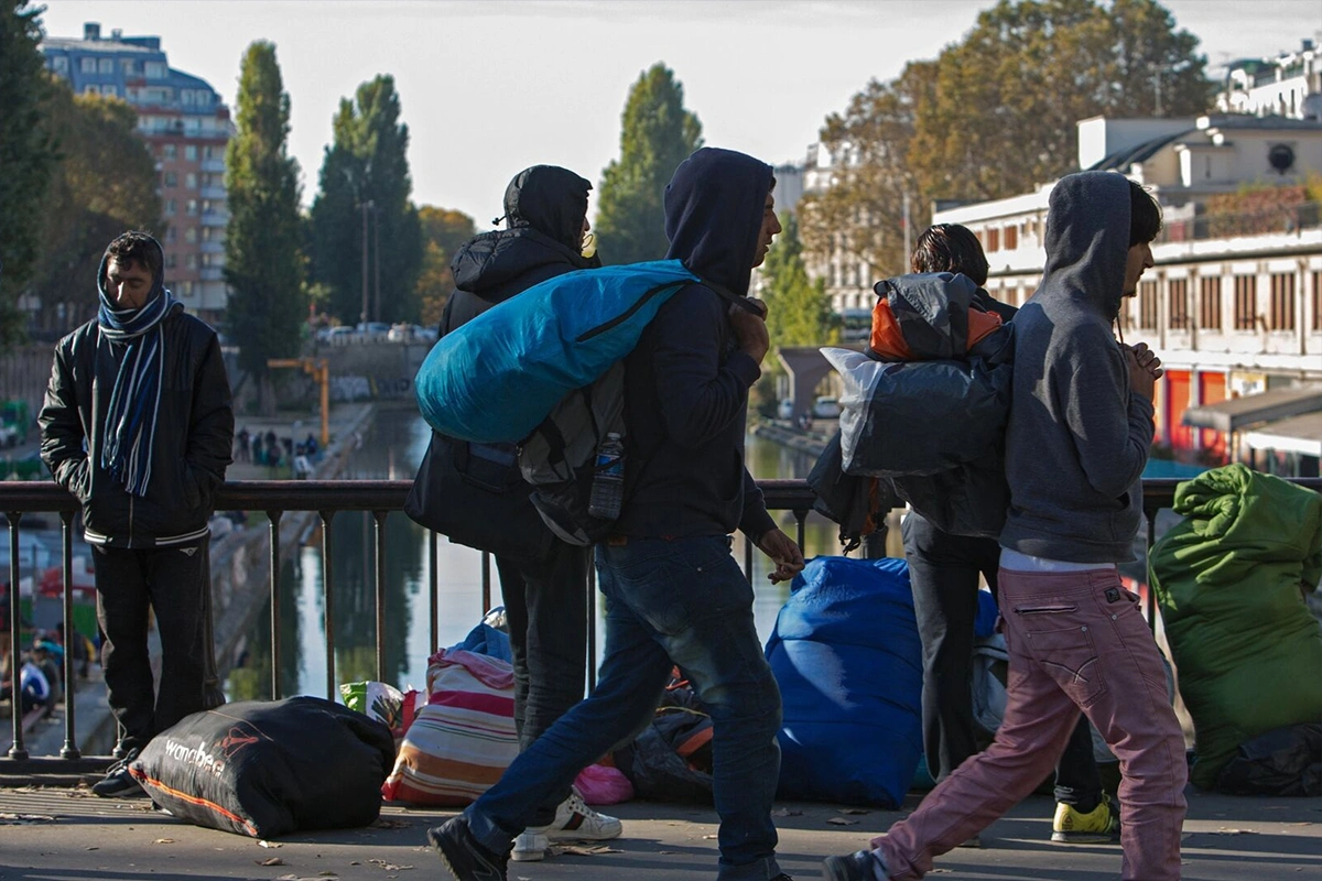 Britaniyada minlərlə miqrantı hotellərdən kazarmalara köçürəcəklər