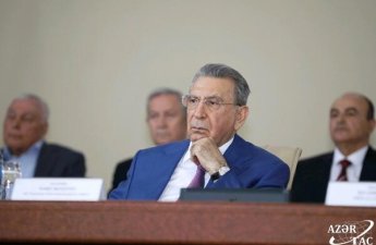 Villasında ayrıca iclas salonu yaradıb, tribuna qurubmuş
