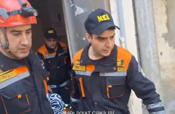Mənzildə köməksiz vəziyyətdə qalan şəxs xilas edildi - VİDEO