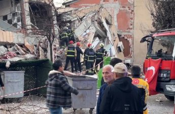 Türkiyədə altımərtəbəli bina uçdu