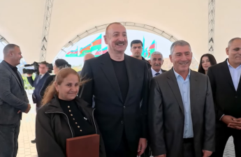 “Cənab Prezident, oğlum əsgərdir, tapşırdı ki, şəkil çəkdirək” - VİDEO