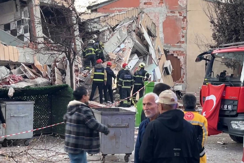 В Турции рухнул шестиэтажный дом: под завалами остались люди