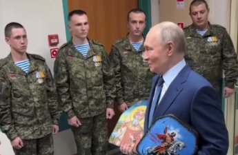 Путин приехал в военный госпиталь с иконами