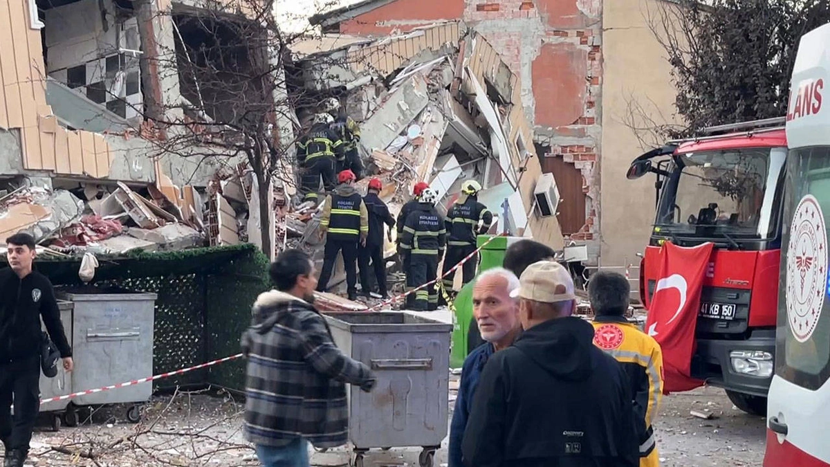 Çökən binanın qalıqları altından iki uşağın meyitləri çıxarıldı